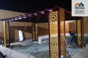 تصميم جلسات حوش مريحة مع مظلات عصرية في السعودية